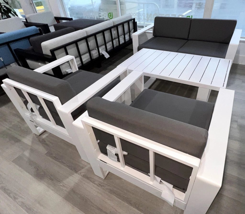75% CLOSEOUT DISCOUNT "Manhattan", a 4 Piece Outdoor Patio Furniture Set